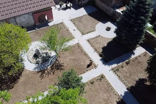 Chiusa di PesioLa casetta nel parco的花园空中景与石道