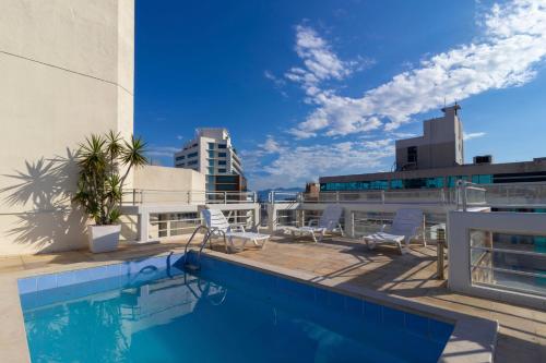 弗洛里亚诺波利斯Rio Branco Hotel的建筑物屋顶上的游泳池