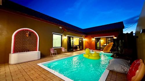 乌隆他尼MARENA Poolvilla UdonThani的一座房子里带黄橡皮鸭的游泳池