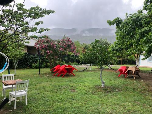 契拉勒Çıralı Marina Loft的院子里一群红色的桌椅
