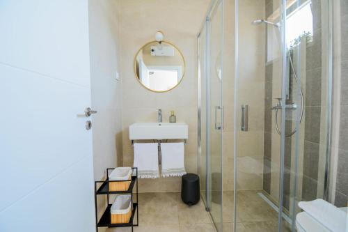萨利Kuća za odmor LAVANDA的浴室配有盥洗盆和带镜子的淋浴