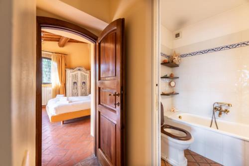 因普鲁内塔Charming Country Retreat with stunning views的一间带卫生间和浴缸的浴室以及一张床