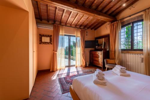 因普鲁内塔Charming Country Retreat with stunning views的一间卧室设有一张床和一个大窗户