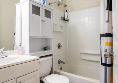 诺伍德Two Bedroom Apartment in Norwood的浴室配有卫生间、盥洗盆和淋浴。