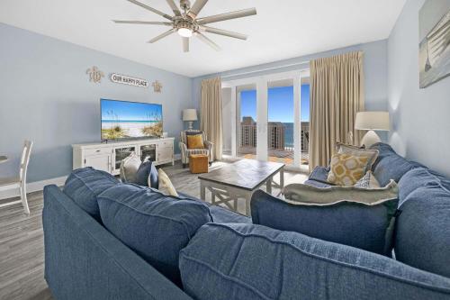 巴拿马城海滩Laketown Wharf 1120 by Emerald Coast Retreats的客厅配有蓝色的沙发和桌子