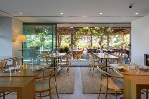 托朗维尔多盖奥酒店的一间带桌椅的餐厅和庭院