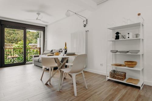 埃利松多Apartamento turístico Legate的厨房以及带桌椅的用餐室。