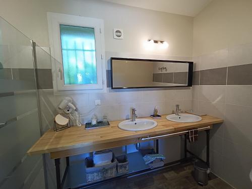 莫尔斯玛奥罗马住宿加早餐旅馆的浴室设有2个水槽和镜子