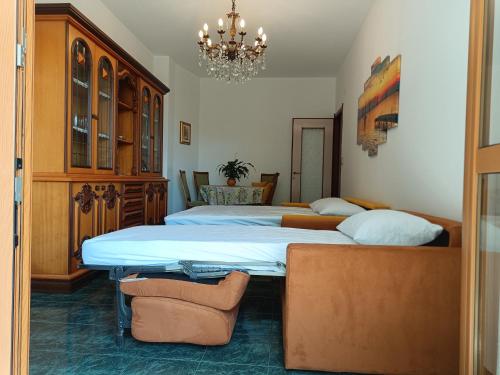 拉帕洛La Casa di Sisi的一间卧室配有两张床和吊灯。