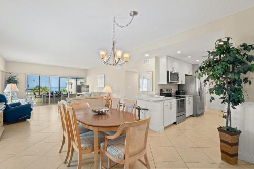 西耶斯塔岛Island House Beach Resort 15N的厨房以及带桌椅的用餐室。