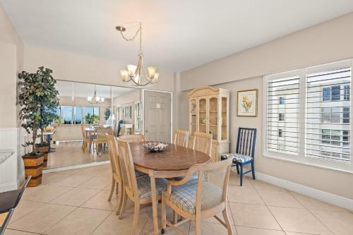 西耶斯塔岛Island House Beach Resort 15N的用餐室以及带桌椅的起居室。