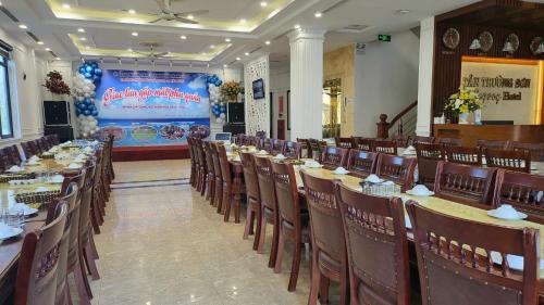 岑山Tan Truong Son Legacy Hotel的宴会厅的一排桌椅