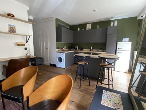 日内瓦日内瓦住宅国家公寓的一间厨房,拥有绿色的墙壁和木地板,配有椅子