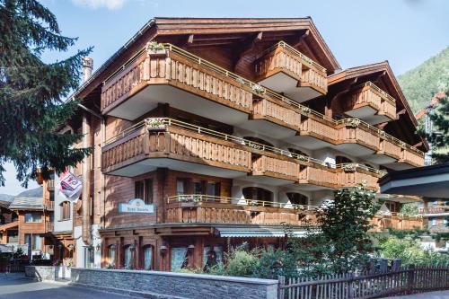 采尔马特丹妮拉酒店的一座带阳台的大型木制建筑