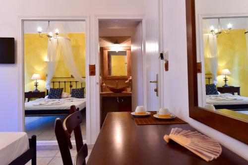 艾丽奇金星精品酒店的一间带桌子的用餐室和一间带两张床的房间