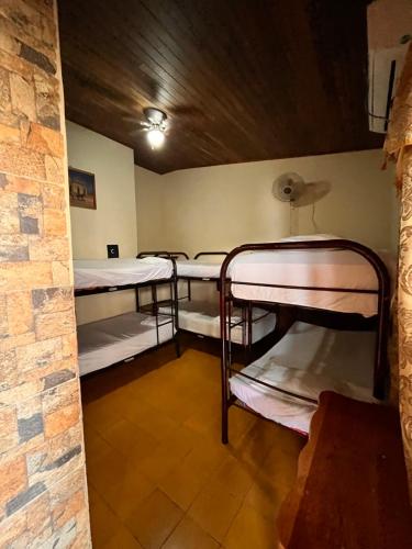 格拉纳达Hotel Mirna & OCT的客房内的一组双层床
