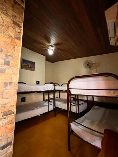 格拉纳达Hotel Mirna & OCT的大楼内一间设有三张双层床的客房