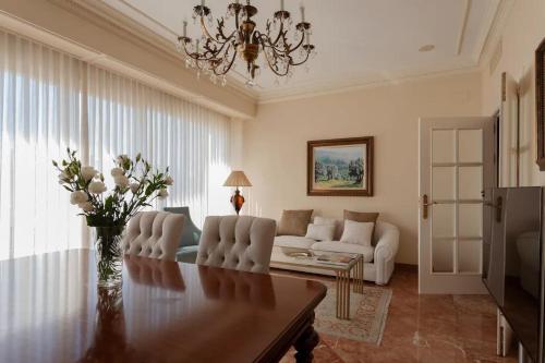 塞维利亚Puerta de Jerez II的客厅配有沙发和桌子