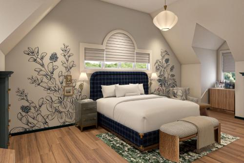 SagaponackThe Wainscott Inn的一间卧室设有一张床和一个窗口