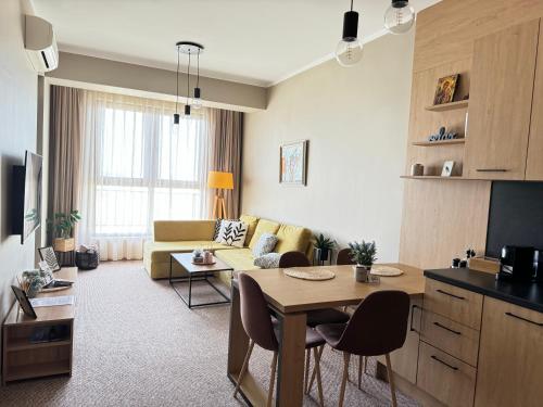 布尔加斯City view in Residences的客厅配有沙发和桌子