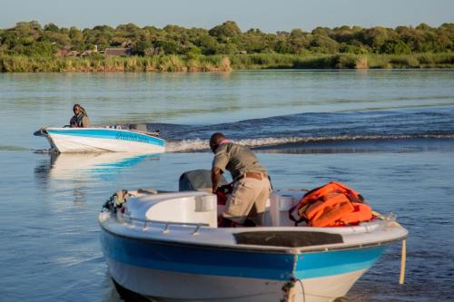 ChirunduGreen Park Safari and Fishing Lodge的水面上的人