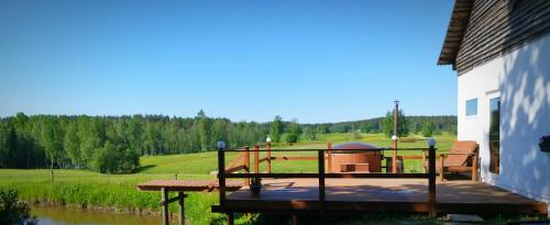 StraupeUnique Countryhouse & Sauna in Gauja Valley - Kaķukalns的建筑一侧的木甲板