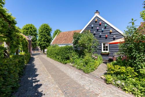 布尔坦赫城Ster van Bourtange的黑色屋顶和砖路的房子