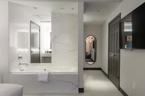 博伊西博伊西43号酒店的带浴缸、水槽和镜子的浴室