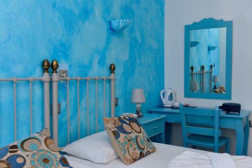 艾丽奇金星精品酒店的一间卧室设有一张床和蓝色的墙壁