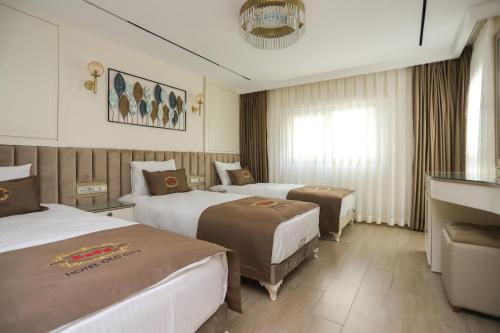 伊斯坦布尔Safa Hotel Old City的酒店客房设有两张床和窗户。