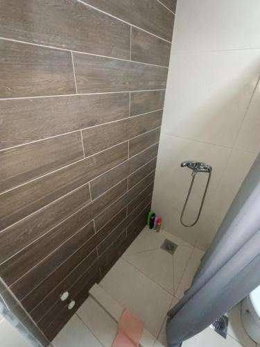 斯特鲁米察Grand Apartments Strumica的浴室设有灰色瓷砖淋浴。