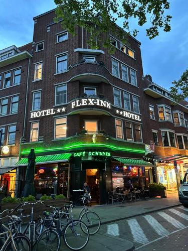 鹿特丹Flex-Inn的一座建筑前面停放着自行车