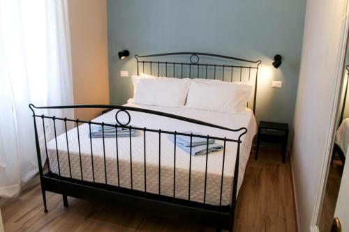 马瑞纳迪卡拉拉La Stella di Via Venezia的卧室内的一张带白色枕头的黑色床