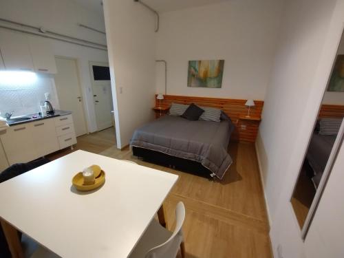 上格拉西亚Solar del Tajamar的一间卧室配有一张床和一张带帽子的桌子