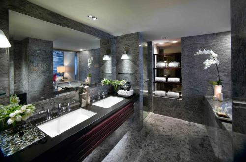 雅加达Mandarin Oriental, Jakarta的一间带两个盥洗盆和大镜子的浴室