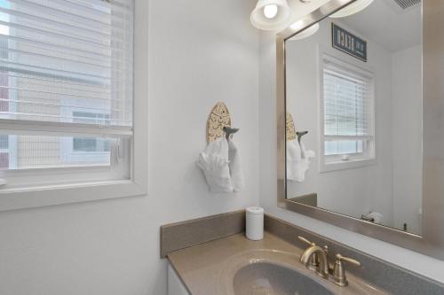 渥太华Spyglass Inn的一间带水槽和镜子的浴室