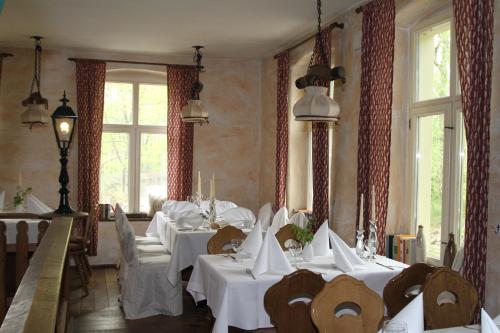 Hotel Kolonieschänke餐厅或其他用餐的地方