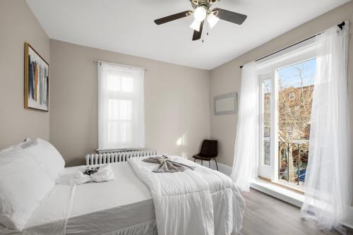 费城Univ City Upenndrexel 2 Bdrm Amazing Unit的白色的卧室设有床和窗户