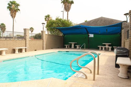 哈灵根哈林根美国最佳价值旅馆的一座蓝色遮盖的大型游泳池