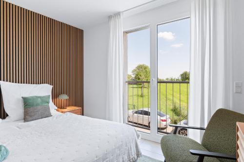 斯图加特TheServiced - Design Apartments的一间卧室设有一张床和一个大窗户