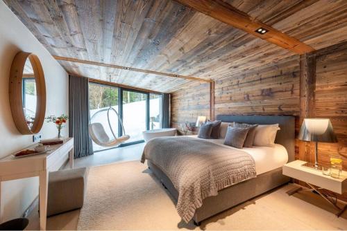 利维尼奥Chalet da sci SO - Livigno的一间卧室设有一张床和木制天花板