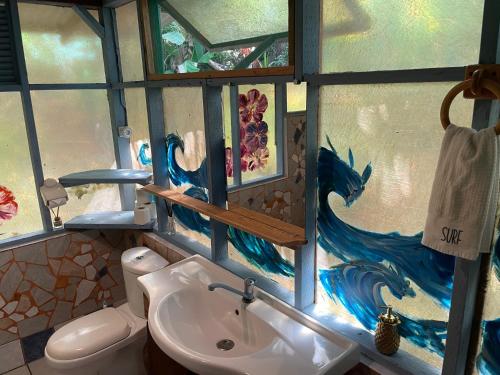 法勒Franky's Fare的浴室设有水槽,墙上绘有龙