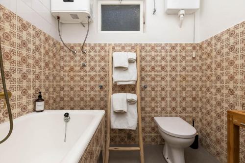 木洛希尼Alaburic rooms & apartment的带浴缸、卫生间和盥洗盆的浴室