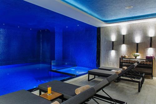 伊斯坦布尔Arts Hotel Harbiye - Special Class的客房设有带蓝色天花板的游泳池。