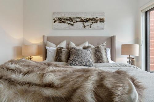 墨尔本VAQUAY Contempo In Flemington的一间卧室配有一张大床和一张仿毛皮毯子