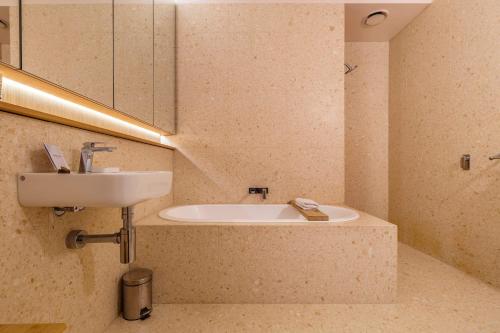 墨尔本VAQUAY Charlies Chocolate Factory in Fitzroy的浴室配有盥洗盆和浴缸。