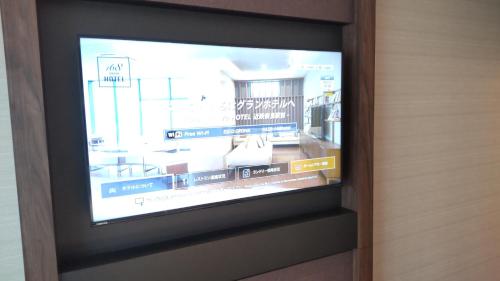 奈良Iroha Grand Hotel Kintetsu Nara Ekimae的显示商店的电视屏幕