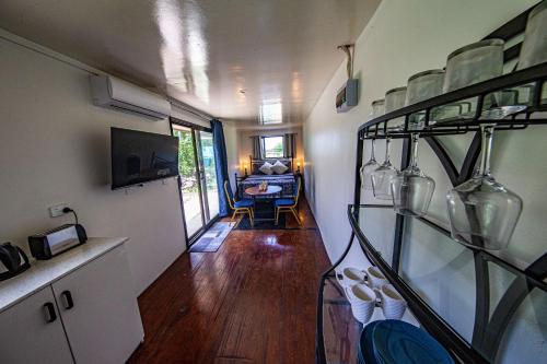 TanganggeMAUI CREEK BURE'S Tiny home by the creek!的一间带用餐室的客厅