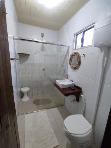 Divino de São LourençoChácara Toca da Zuca的带淋浴、卫生间和盥洗盆的浴室