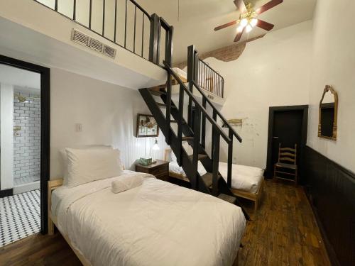 威廉姆斯The Historic Grand Canyon Hotel的一间卧室设有一张床和一个螺旋楼梯